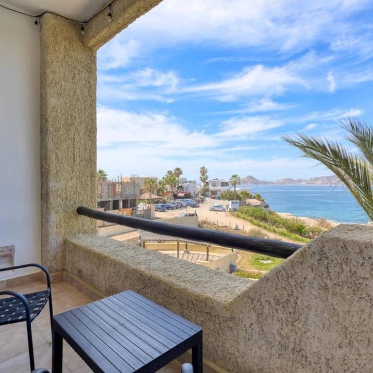 Stylish Coastal Retreat with Breathtaking Views, Resort Pool & Private Balcony - Ferienhaus - 3