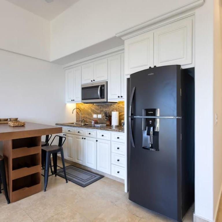 Stylish Coastal Retreat with Breathtaking Views, Resort Pool & Private Balcony - Ferienhaus - 5
