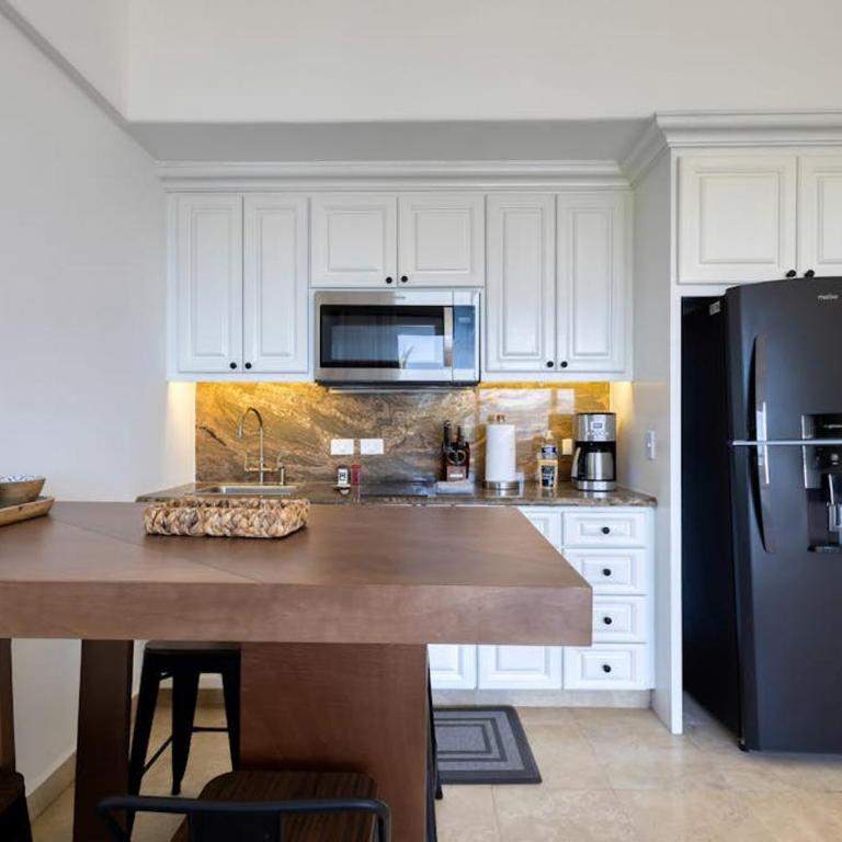 Stylish Coastal Retreat with Breathtaking Views, Resort Pool & Private Balcony - Ferienhaus - 6