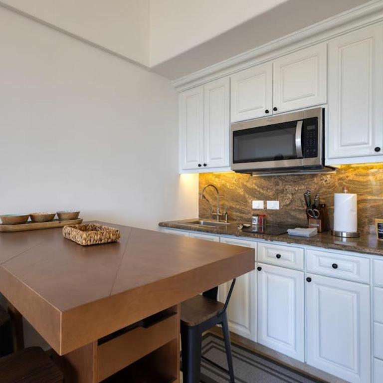 Stylish Coastal Retreat with Breathtaking Views, Resort Pool & Private Balcony - Ferienhaus - 7