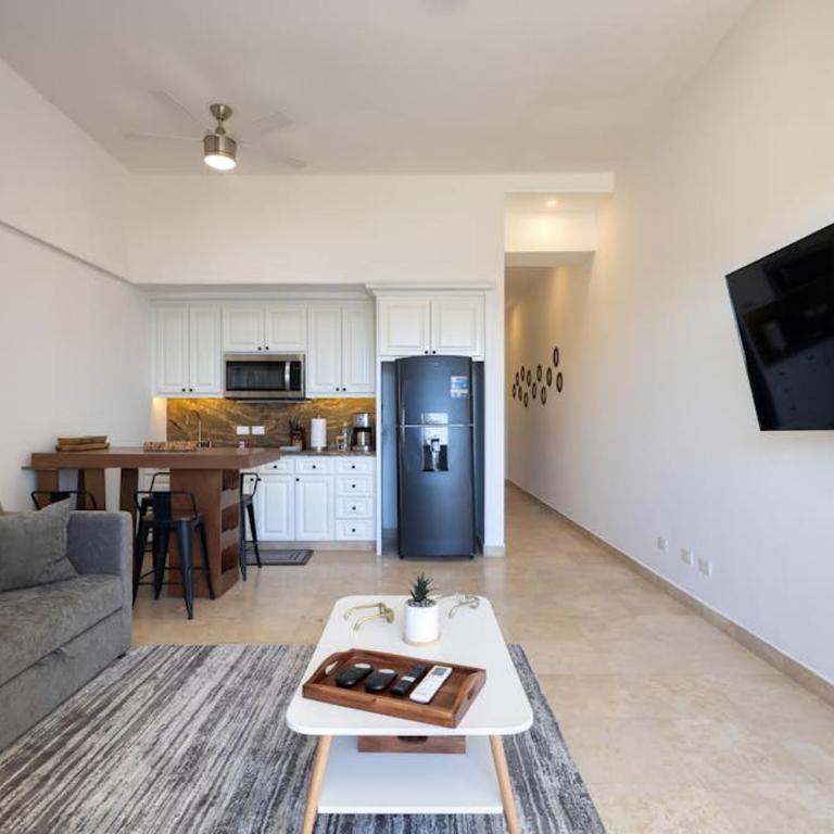 Stylish Coastal Retreat with Breathtaking Views, Resort Pool & Private Balcony - Ferienhaus - 9