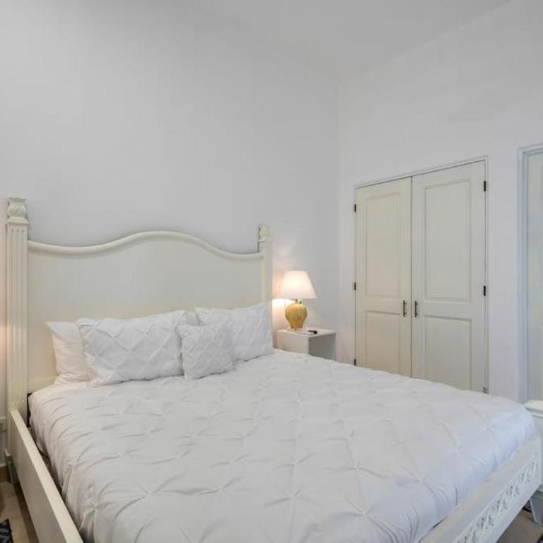Stylish Coastal Retreat with Breathtaking Views, Resort Pool & Private Balcony - Ferienhaus - 12