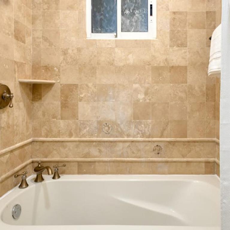 Stylish Coastal Retreat with Breathtaking Views, Resort Pool & Private Balcony - Ferienhaus - 14