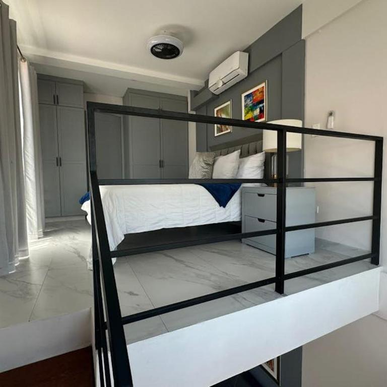 Dog-Friendly Loft with Rooftop Infinity Pool, Gym, Balcony & Central AC - Ferienhaus - 5