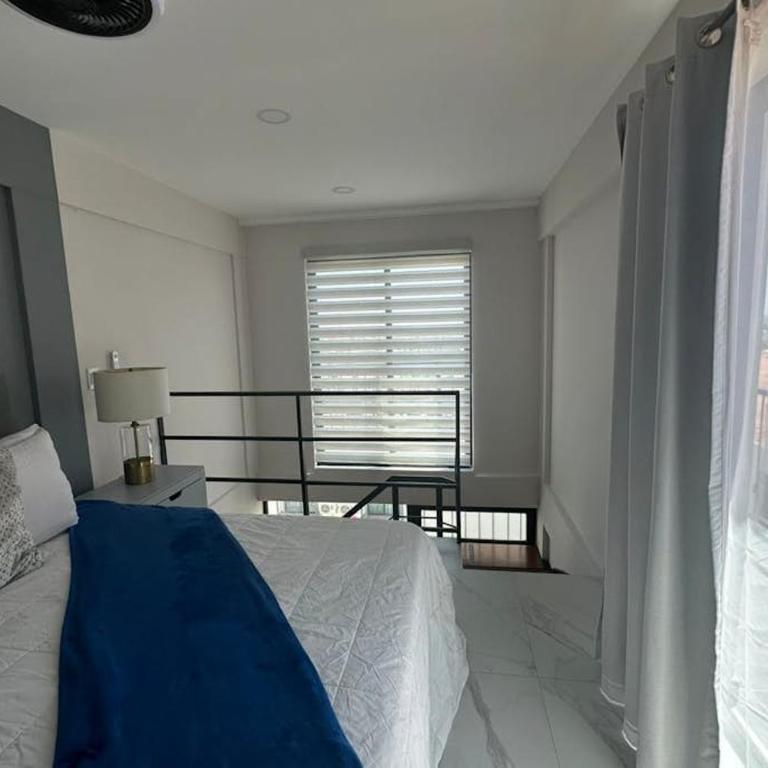 Dog-Friendly Loft with Rooftop Infinity Pool, Gym, Balcony & Central AC - Ferienhaus - 7