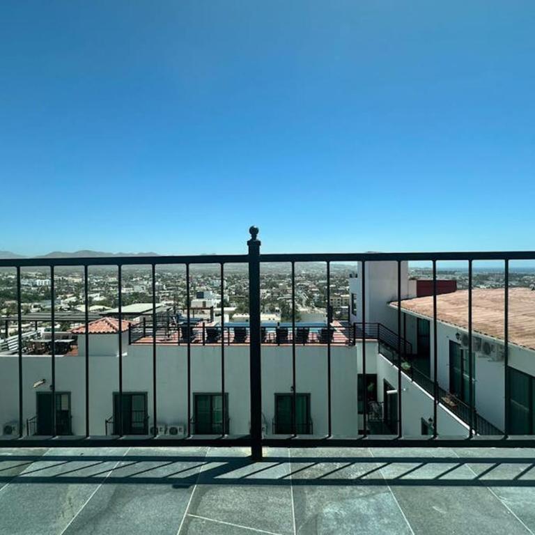 Dog-Friendly Loft with Rooftop Infinity Pool, Gym, Balcony & Central AC - Ferienhaus - 12