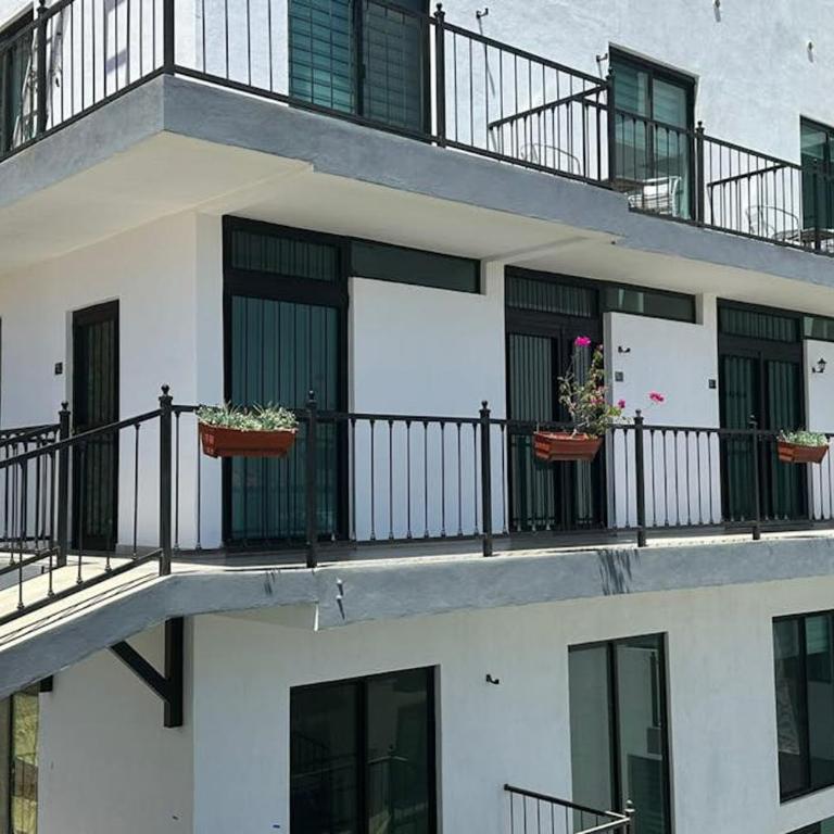 Dog-Friendly Loft with Rooftop Infinity Pool, Gym, Balcony & Central AC - Ferienhaus - 14