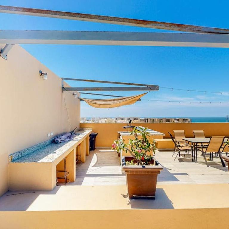 Luxurious Mountain-View Apartment close to the sea with Rooftop Sunset Views - Casa - 1