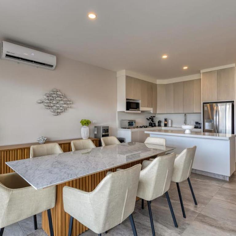 Peaceful Coastal Stay with Pool, Balcony & Fitness Center - Casa - 4