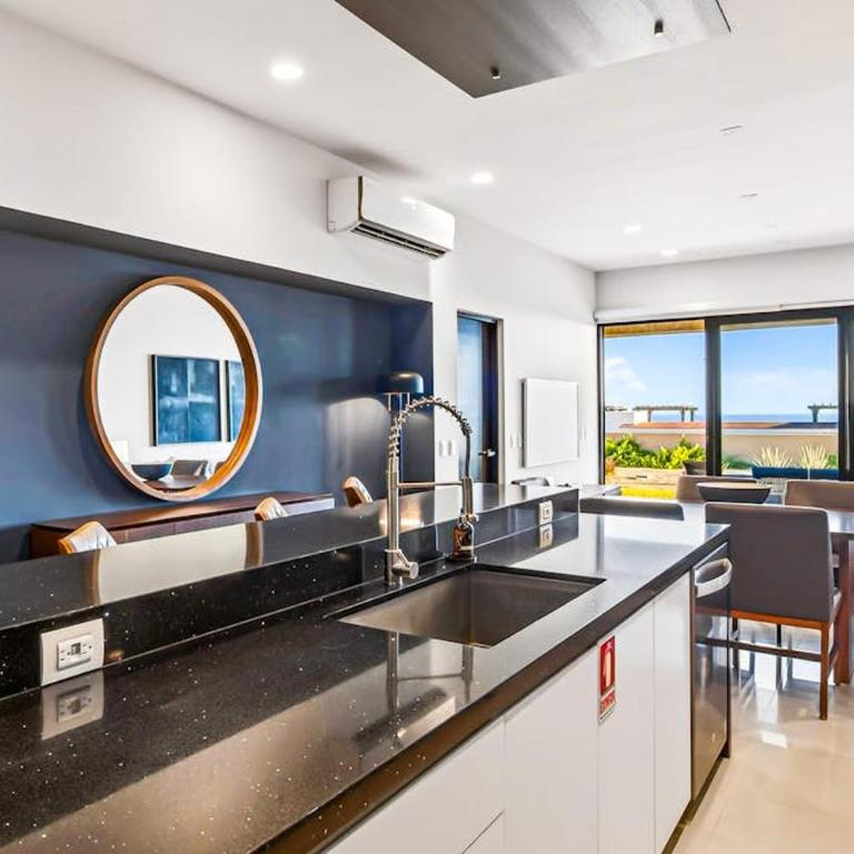 Modern Apartment with Ocean View, Pool, Patio, Tennis & Gym - Casa - 11