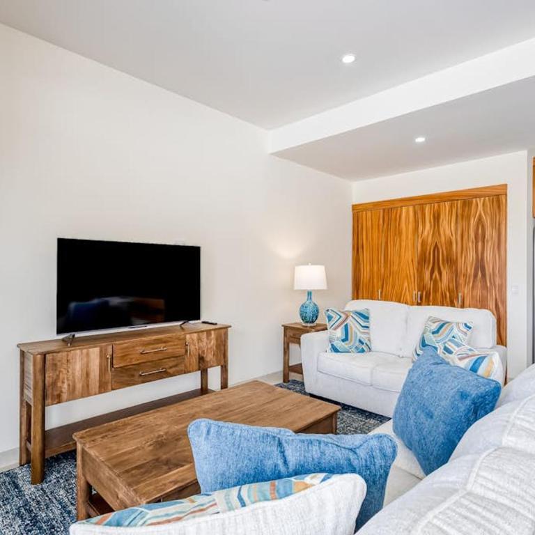 Immaculate Stay with Stunning Views, Balcony, plus on-site Pool & Gym - Casa - 9