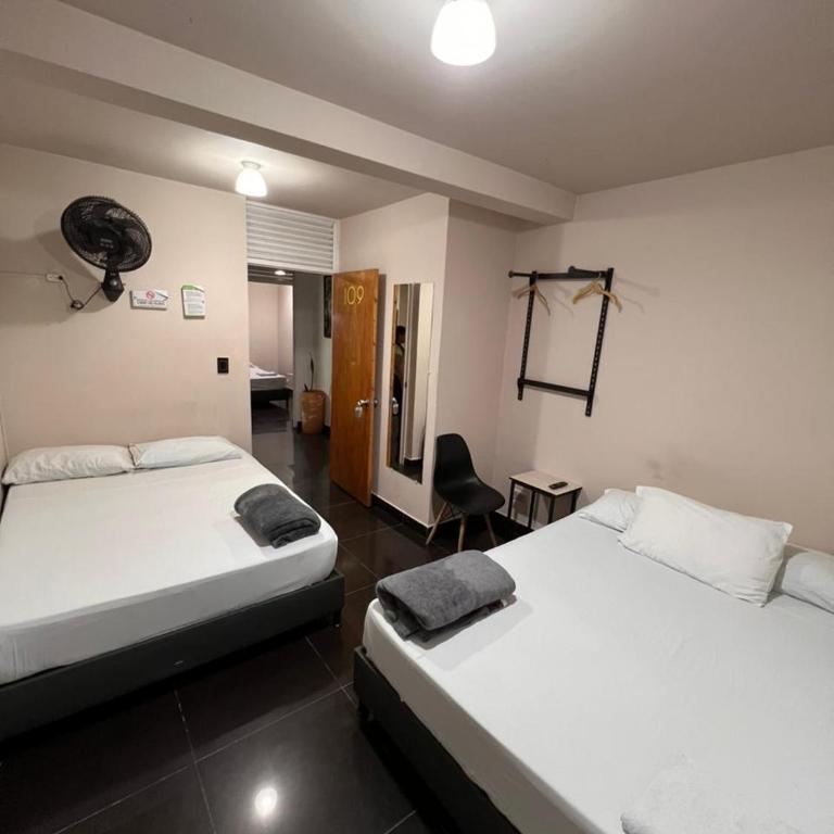 Hotel Aura Nutibara - Quadruple Room - 2