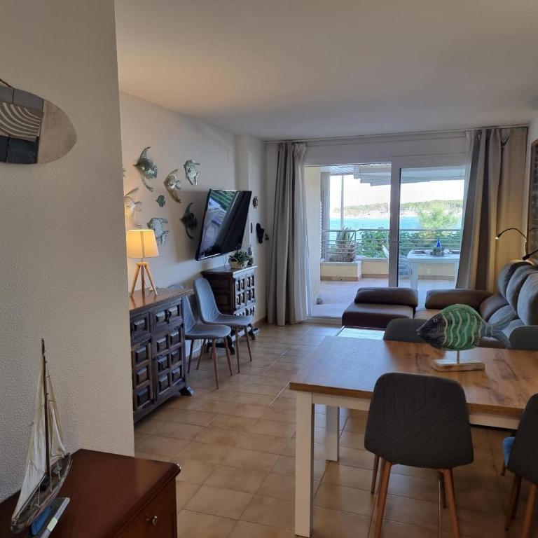 Apartamento frente al mar con terraza y piscina comunitaria en L'Escala - HISP-236-138 - Apartment - 16