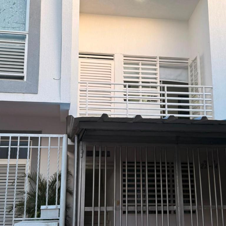 Apartamento moderno con aire y parqueadero - Three-Bedroom Apartment - 15