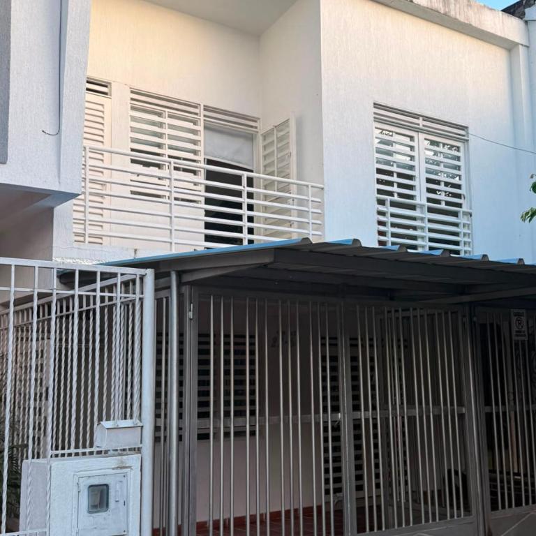 Apartamento moderno con aire y parqueadero - Three-Bedroom Apartment - 14