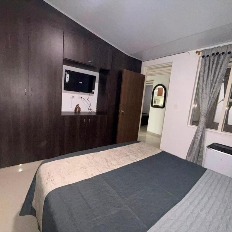 Apartamento moderno con aire y parqueadero - Three-Bedroom Apartment - 11