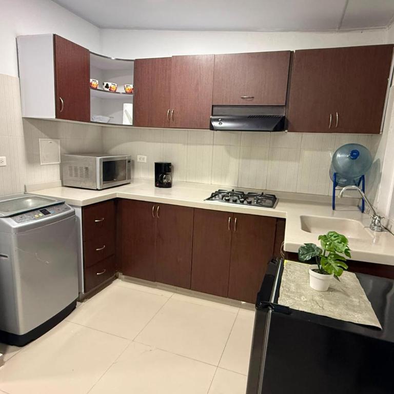 Apartamento moderno con aire y parqueadero - Three-Bedroom Apartment - 6