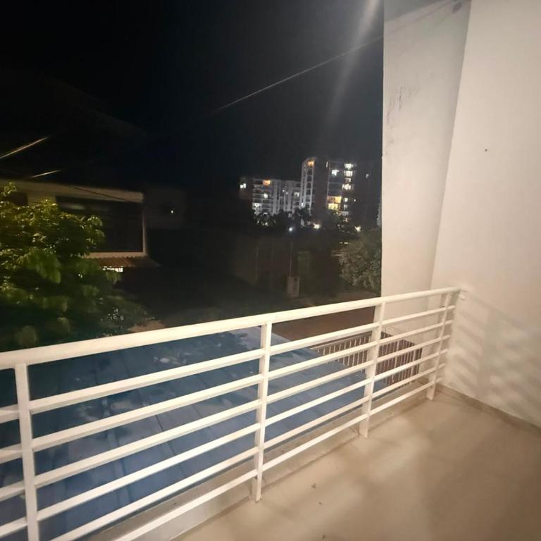 Apartamento moderno con aire y parqueadero - Three-Bedroom Apartment - 3