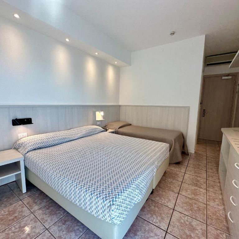 Hotel Nizza Frontemare Superior 3 Stelle - Classic Triple with Balcony and Side Sea View - 4