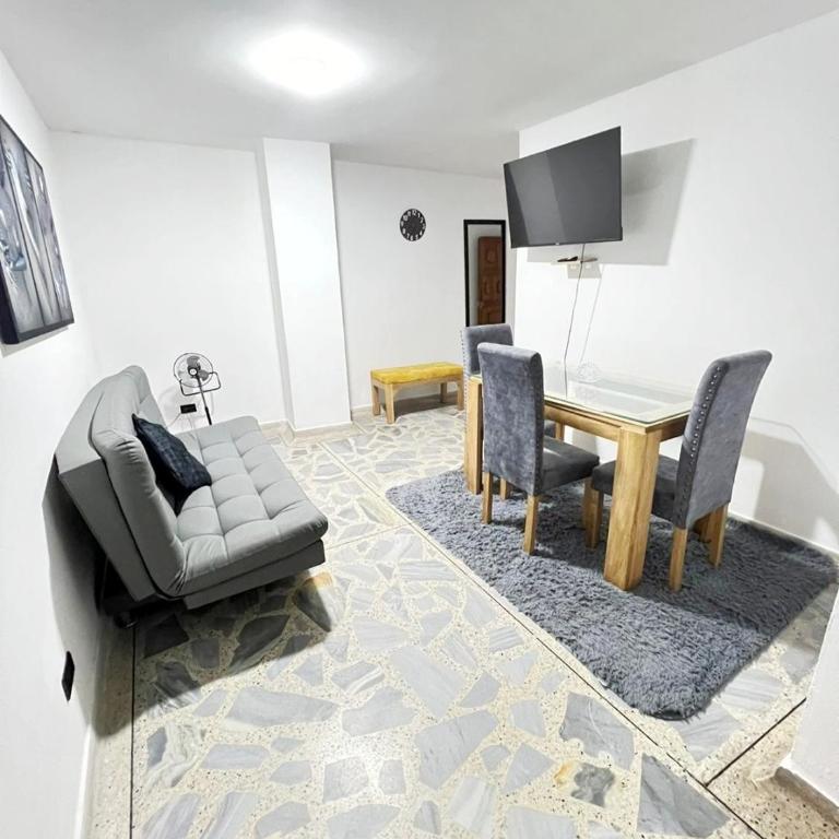Exclusivo apartamento en medellín cerca a todo - Three-Bedroom Apartment - 8
