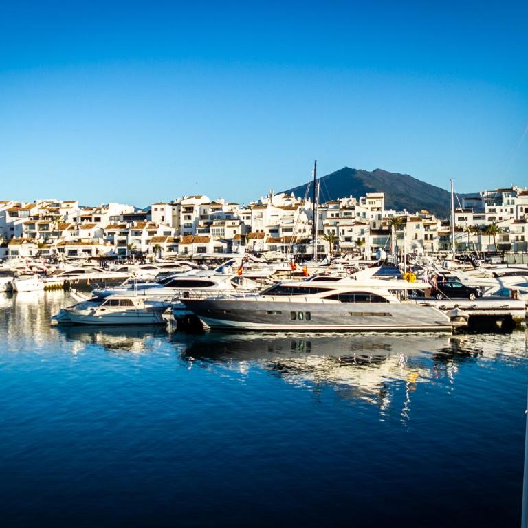 MARBELLA BANUS SUITES - Banús - Nueva Andalucía - Aldea Blanca Complex - Premium 2BR - 2BA - Double Outdoor Terrace - Stunning Sea Views - S Pool - Walk to Centro Plaza Shopping - Ideal for Families - Appartement 2 Chambres - 59