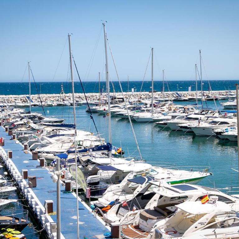 MARBELLA BANUS SUITES - Banús - Nueva Andalucía - Aldea Blanca Complex - Premium 2BR - 2BA - Double Outdoor Terrace - Stunning Sea Views - S Pool - Walk to Centro Plaza Shopping - Ideal for Families - Appartement 2 Chambres - 66