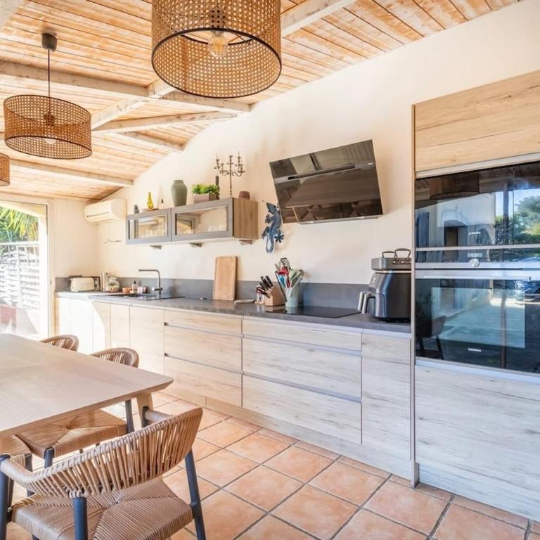 Clos des Plages Villa with Pool and Everything Within Walking Distance - Villa - 3