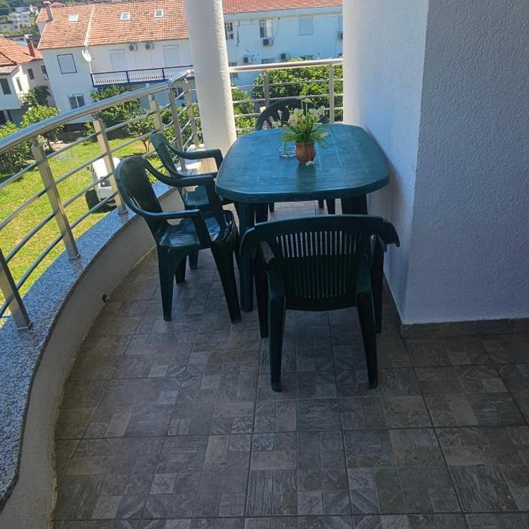 KIWI Apartments - Family Room - 12
