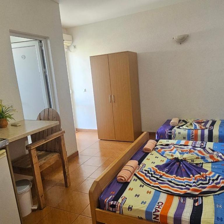 KIWI Apartments - Family Room - 8