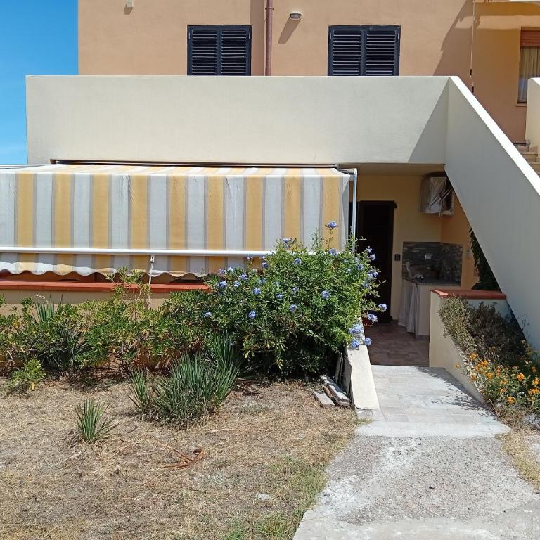 Appartamento Salvia, veranda e giardino a 75 m dal mare - Casa con 1 dormitorio - 2