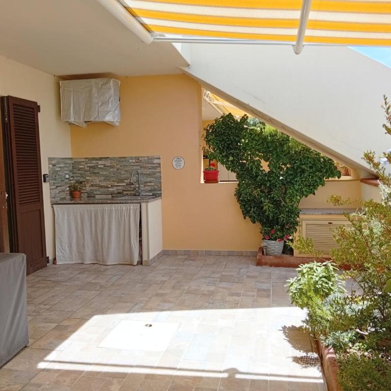 Appartamento Salvia, veranda e giardino a 75 m dal mare - Casa con 1 dormitorio - 1