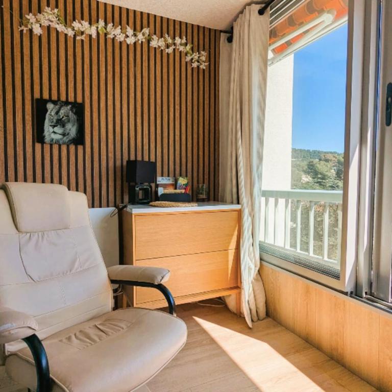 Apartment with loggia 300m from the beach - Studio - 10