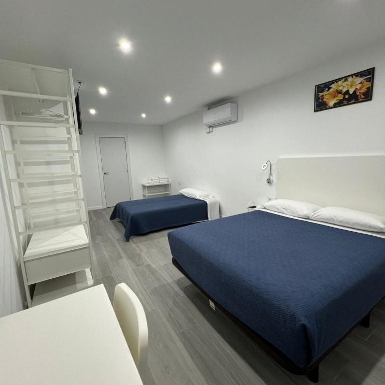 Hostel Hock Residences - Double Room with sofa bed and Private Bathroom - 1