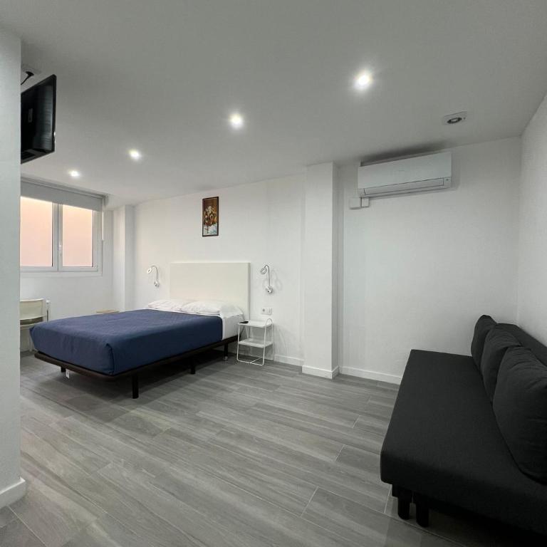 Hostel Hock Residences - Double Room with sofa bed and Private Bathroom - 3