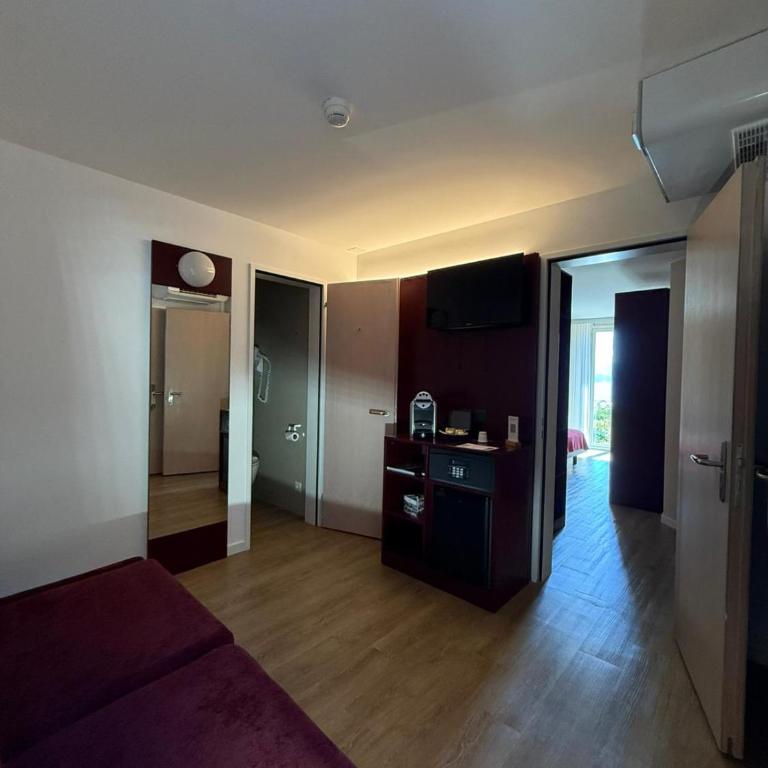 Hotel Elvezia Ascona - Double Exclusive Room with Twin Beds, Terrace, and Lake View - 7