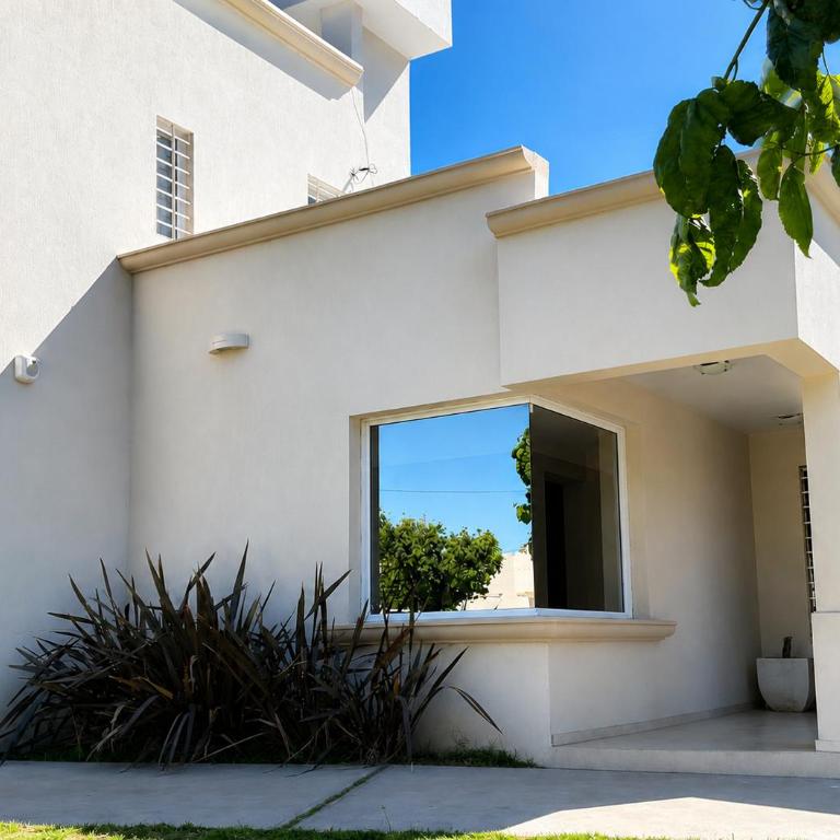 Casa con Pileta para Familias a 5 Minutos del Centro - Four-Bedroom House - 1