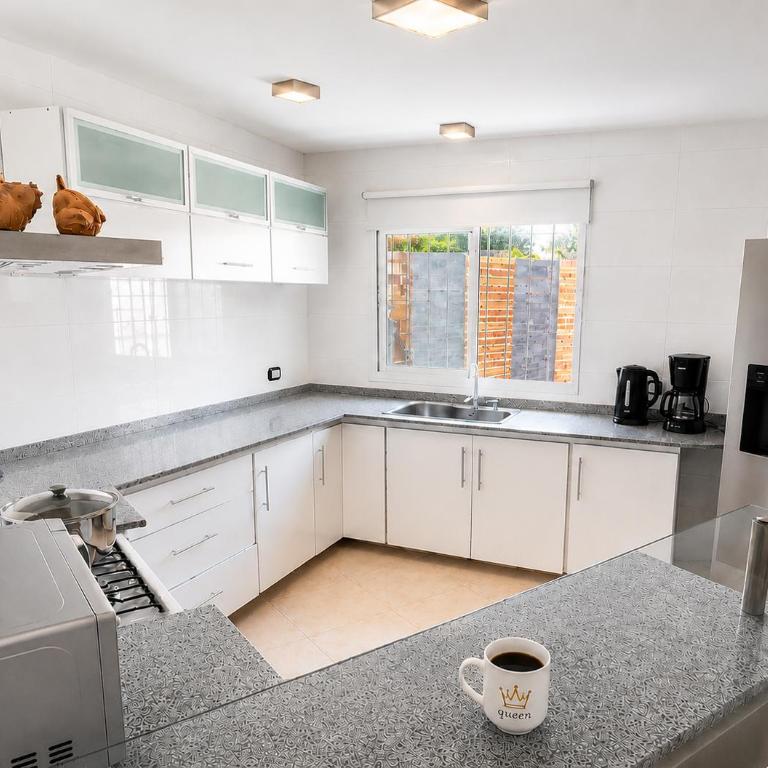Casa con Pileta para Familias a 5 Minutos del Centro - Four-Bedroom House - 14