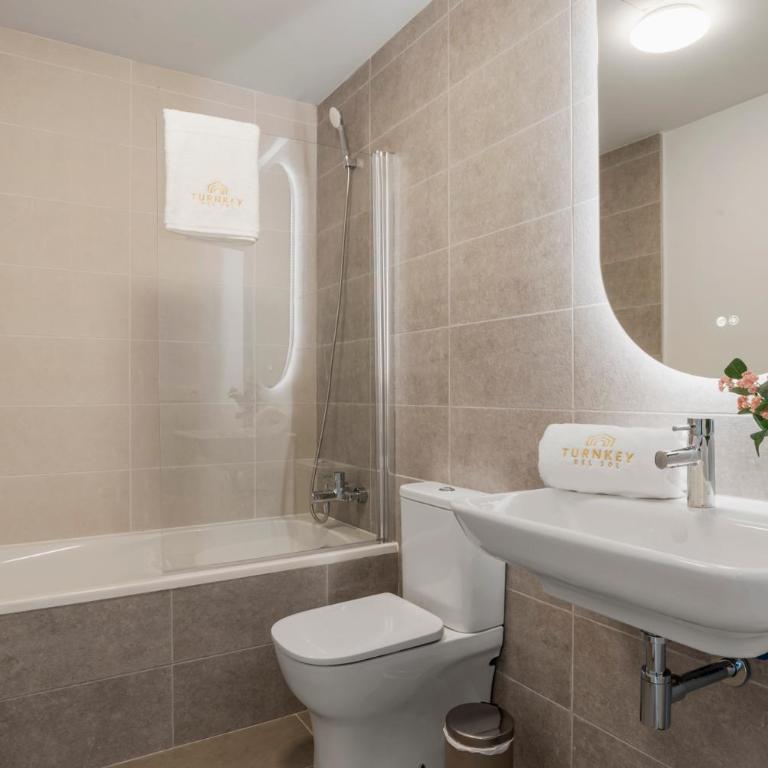 Stylish Poolview City Apartment - Three-Bedroom Apartment with Balcony - 14