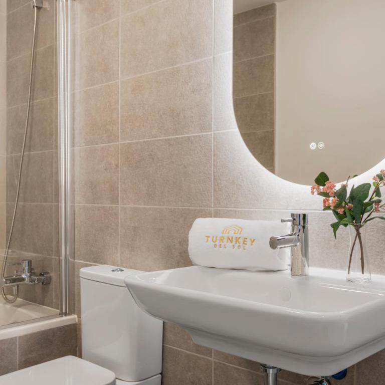Stylish Poolview City Apartment - Three-Bedroom Apartment with Balcony - 12