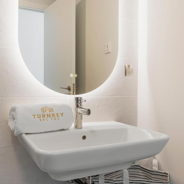 Stylish Poolview City Apartment - Three-Bedroom Apartment with Balcony - 15