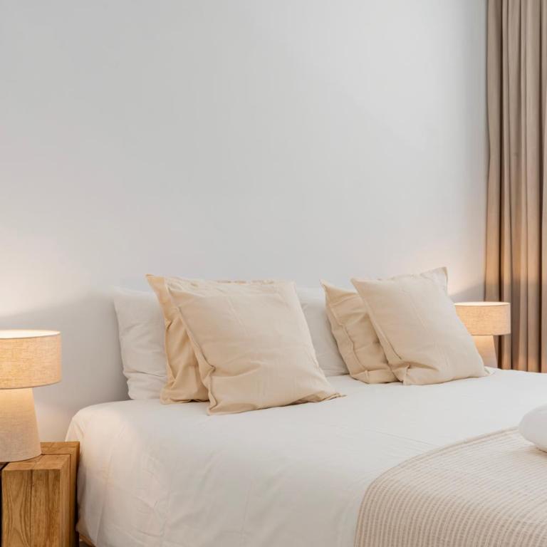 Stylish Poolview City Apartment - Three-Bedroom Apartment with Balcony - 17