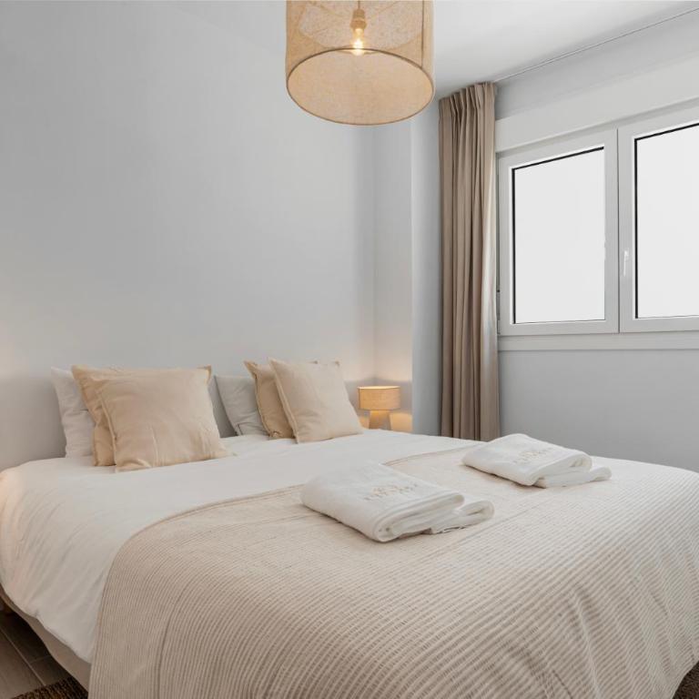 Stylish Poolview City Apartment - Three-Bedroom Apartment with Balcony - 22