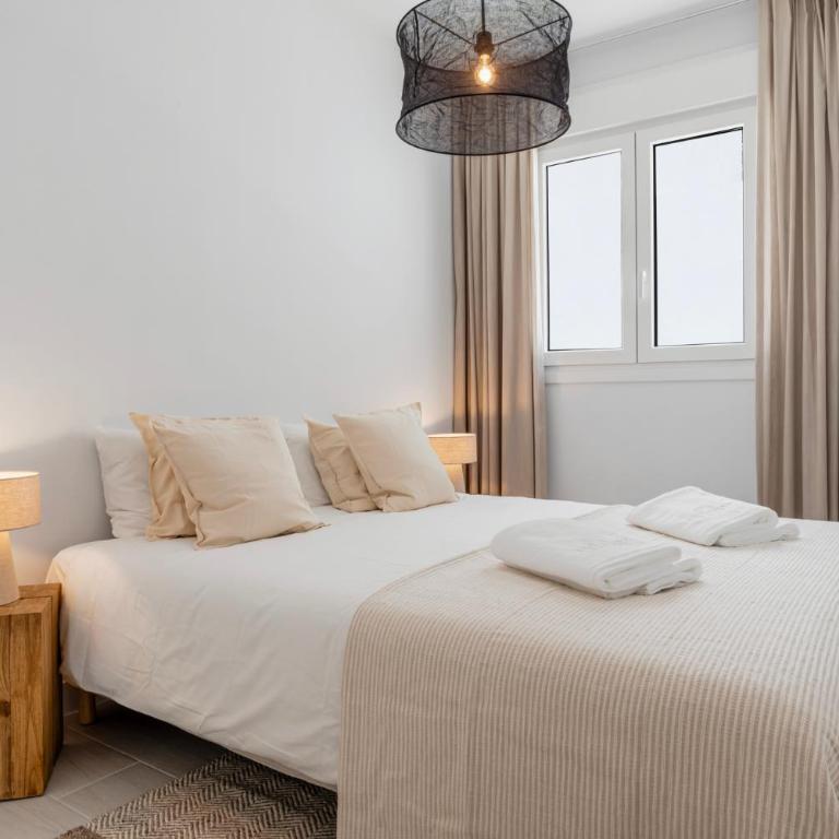 Stylish Poolview City Apartment - Three-Bedroom Apartment with Balcony - 18