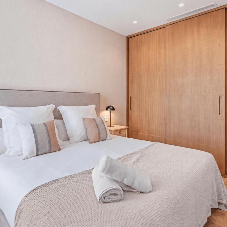 VACATION MARBELLA I Villa Trophy, Built in 2026, Private Turquoise Pool, 6BDR, Walking Distance to Los Naranjos, Minutes from Puerto Banus, Luxury Interiors, Private GYM, Lounge Bar - Villa Superior - 4