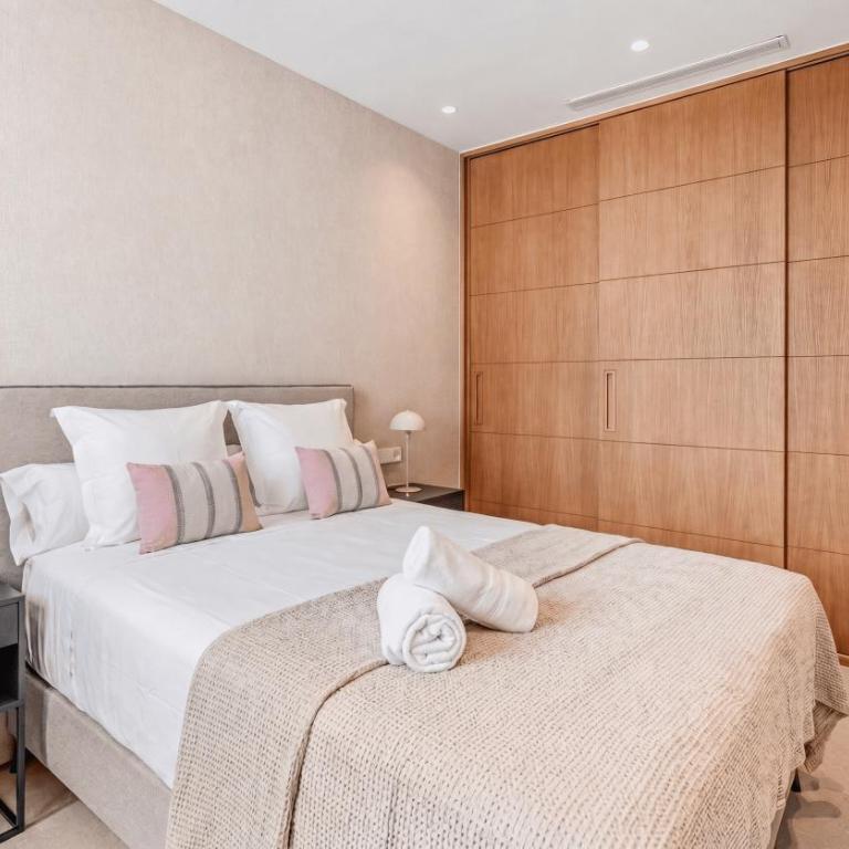 VACATION MARBELLA I Villa Trophy, Built in 2026, Private Turquoise Pool, 6BDR, Walking Distance to Los Naranjos, Minutes from Puerto Banus, Luxury Interiors, Private GYM, Lounge Bar - Villa Superior - 10