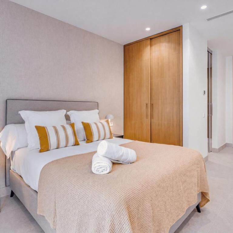 VACATION MARBELLA I Villa Trophy, Built in 2026, Private Turquoise Pool, 6BDR, Walking Distance to Los Naranjos, Minutes from Puerto Banus, Luxury Interiors, Private GYM, Lounge Bar - Villa Superior - 16