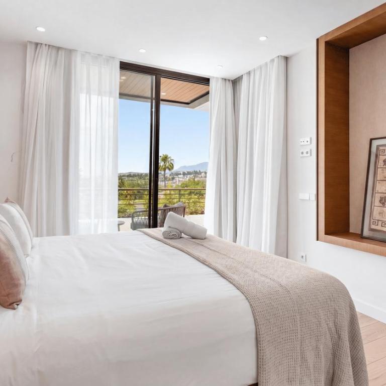 VACATION MARBELLA I Villa Trophy, Built in 2026, Private Turquoise Pool, 6BDR, Walking Distance to Los Naranjos, Minutes from Puerto Banus, Luxury Interiors, Private GYM, Lounge Bar - Villa Superior - 37