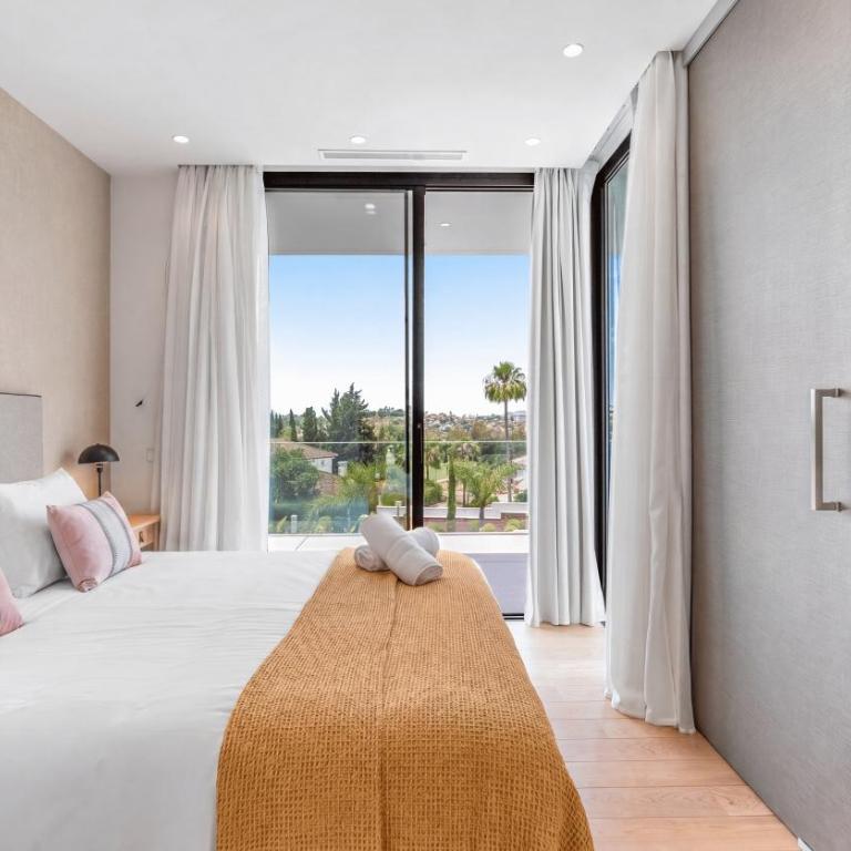 VACATION MARBELLA I Villa Trophy, Built in 2026, Private Turquoise Pool, 6BDR, Walking Distance to Los Naranjos, Minutes from Puerto Banus, Luxury Interiors, Private GYM, Lounge Bar - Villa Superior - 42