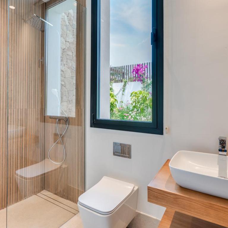 VACATION MARBELLA I Villa Trophy, Built in 2026, Private Turquoise Pool, 6BDR, Walking Distance to Los Naranjos, Minutes from Puerto Banus, Luxury Interiors, Private GYM, Lounge Bar - Villa Superior - 45