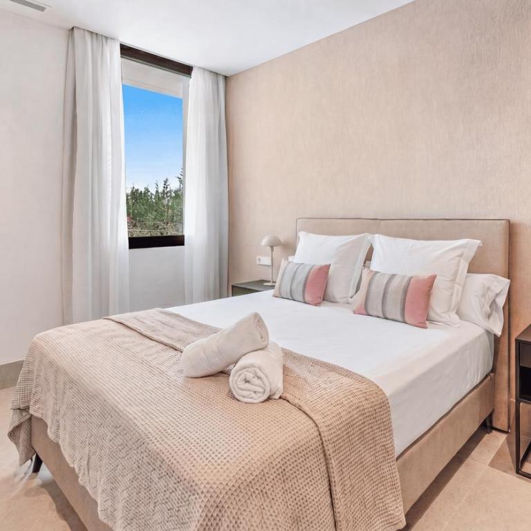VACATION MARBELLA I Villa Trophy, Built in 2026, Private Turquoise Pool, 6BDR, Walking Distance to Los Naranjos, Minutes from Puerto Banus, Luxury Interiors, Private GYM, Lounge Bar - Villa Superior - 49
